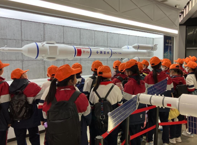 馆校合作并非偶然小学是一所以航天科技教育为特征的校园